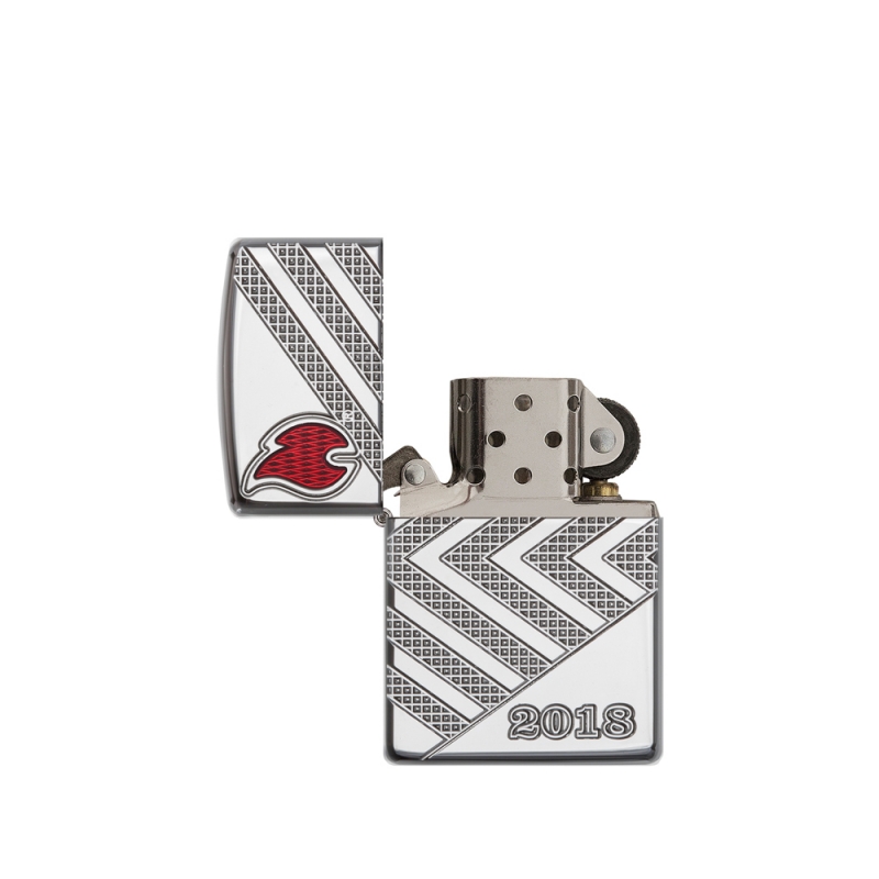 otwarta zapalniczka z widocznym srebrzystym kominkiem który kontrastuje z chromowaną obudową ozdobioną grawerem rocznika 2018