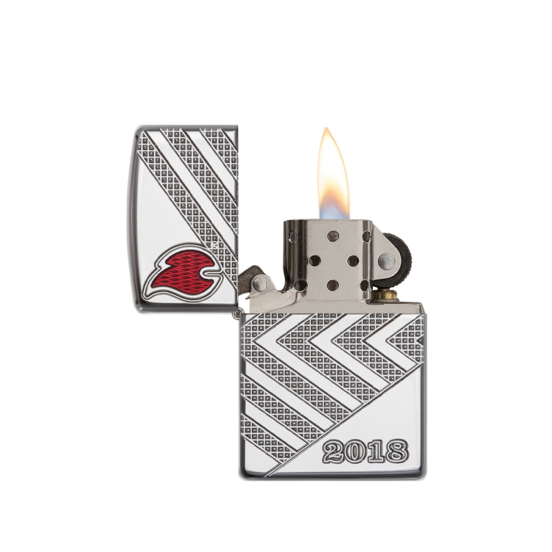 odpalona zapalniczka z żywym płomieniem nad chromowanym korpusem z delikatnym grawerem rocznika 2018