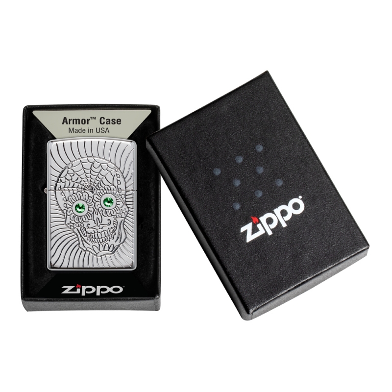 zapalniczka umieszczona w pudełku prezentowym Zippo z widocznymi detalami czaszki i eleganckim chromowanym wykończeniem