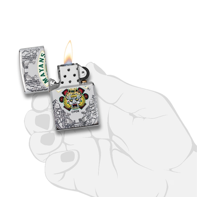 zapalniczka trzymana w dłoni pokazuje kompaktowy rozmiar i intensywne zdobienia inspirowane kulturą Majów