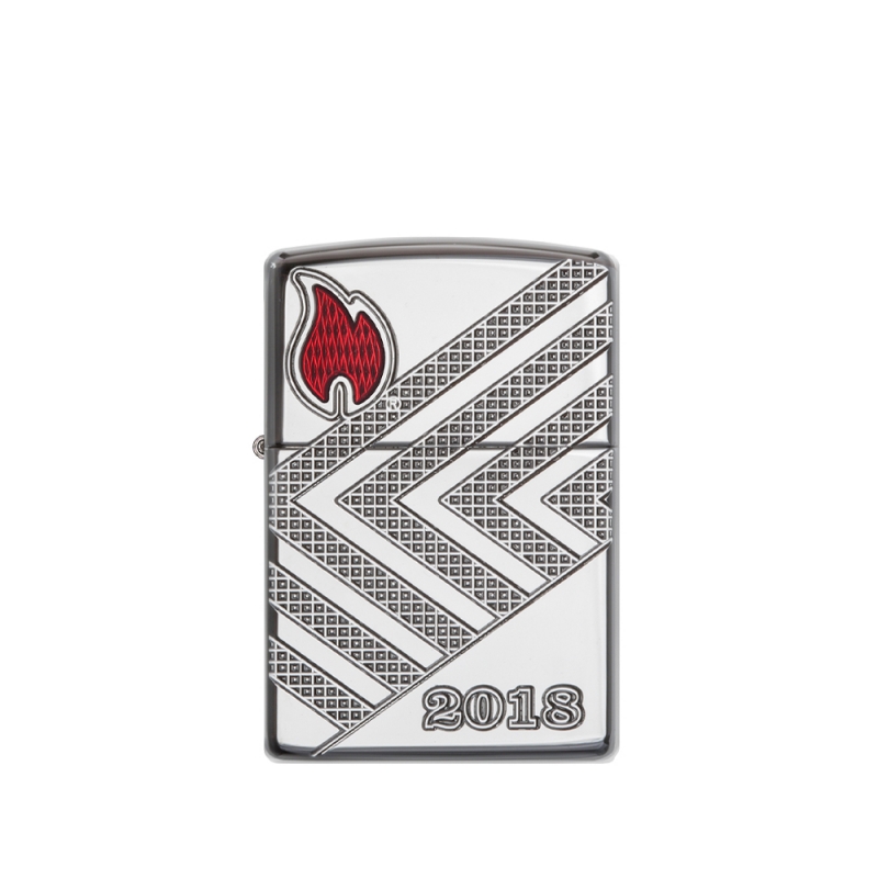 front zapalniczki z grawerowanym dynamicznym motywem linii i kontrastującym chromem