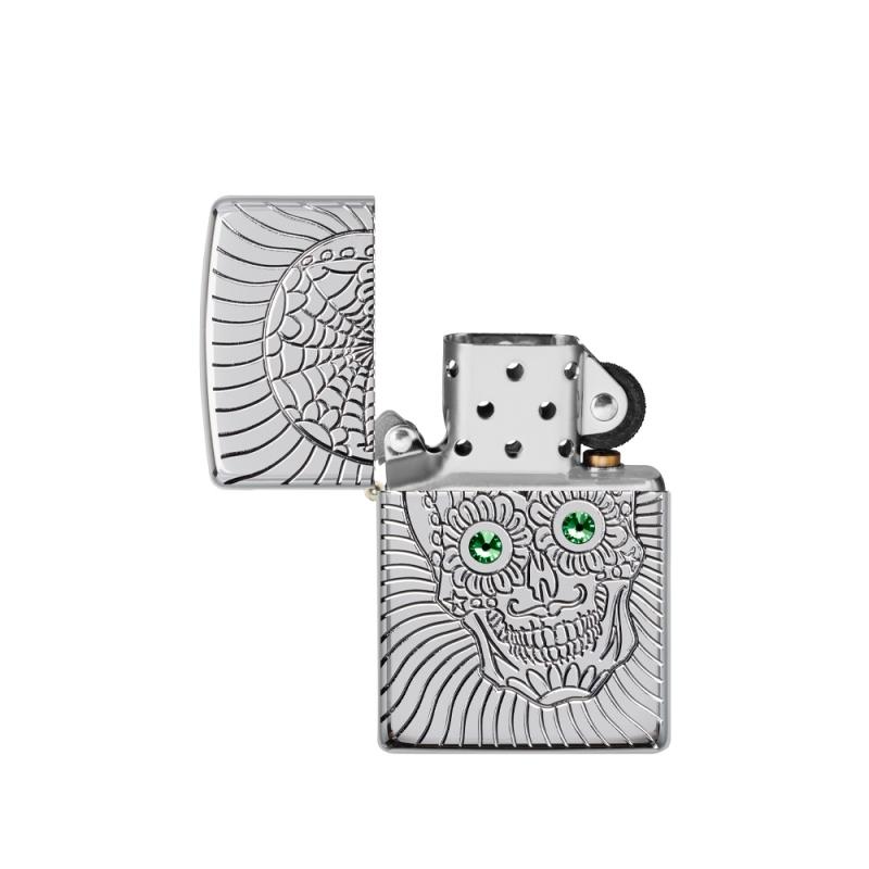 front zapalniczki z czaszką pełną detali i kontrastującym połyskiem High Polish Chrome