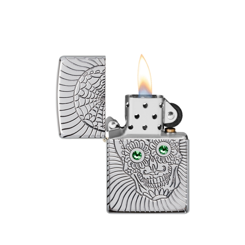 zapalniczka Zippo z ogniem nad otwartą pokrywką który podkreśla detale czaszki i chromowy blask