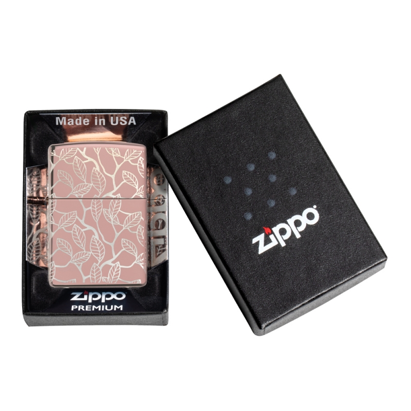 zapalniczka umieszczona w pudełku prezentowym Zippo z widocznym laserowym wzorem winorośli na froncie