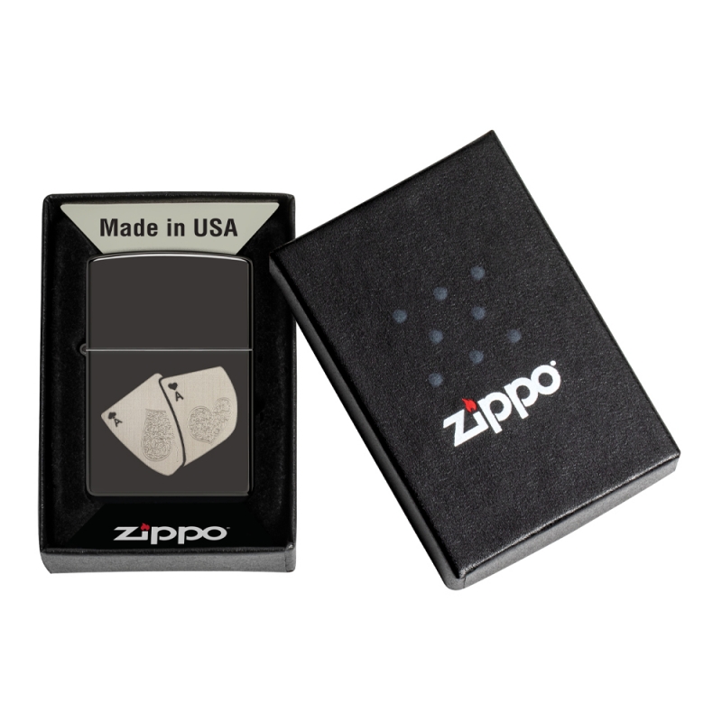 zapalniczka umieszczona w pudełku prezentowym Zippo z widocznym symbolem asa na froncie obudowy