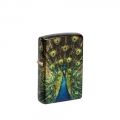 obudowa zapalniczki Zippo z eleganckim błyszczącym odcieniem High Polish Teal ozdobiona realistycznym motywem pawia