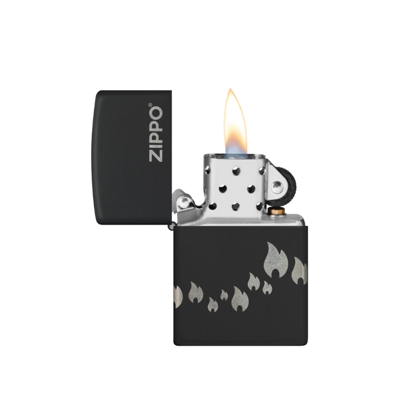 zapalniczka Zippo z ogniem nad otwartą pokrywką który kontrastuje z chłodnym połyskiem i subtelnym wzorem