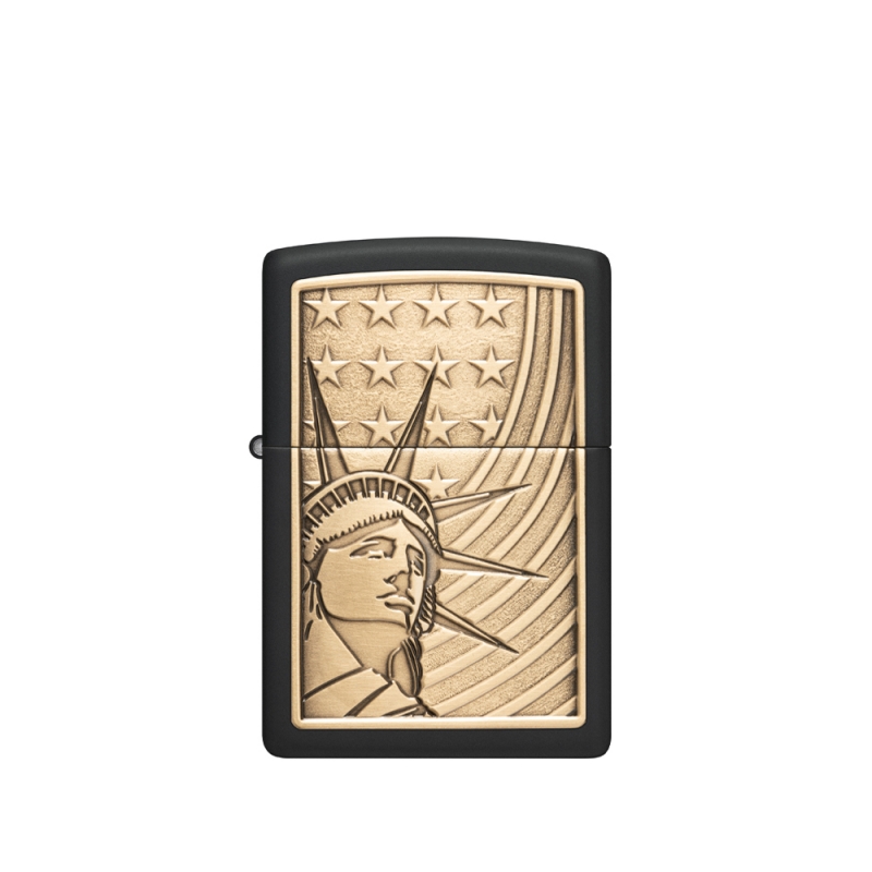 metalowa zapalniczka z mocnym kontrastem ciemnego tła i złotymi paskami flagi