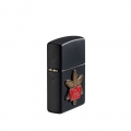 metalowa zapalniczka Zippo z kontrastującym złotym emblematem na głównym panelu