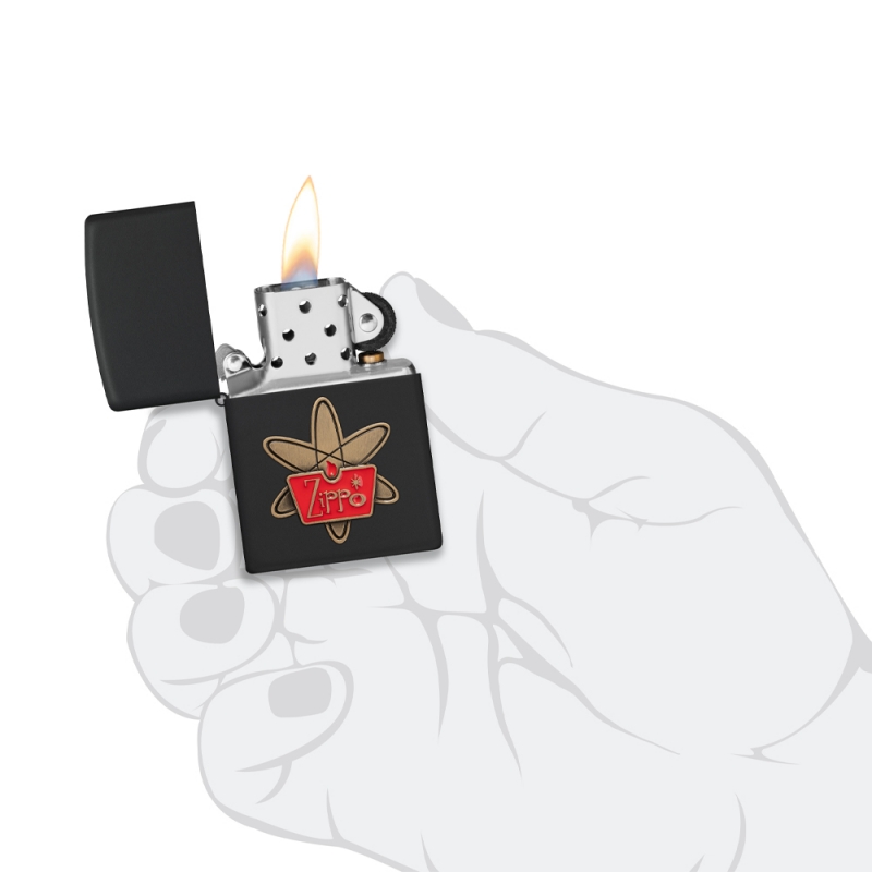 metalowa powierzchnia z subtelnym połyskiem matu i wyraźnym logo Zippo w stylu retro
