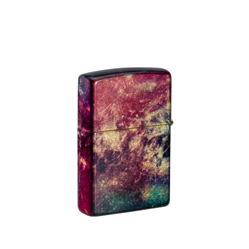 metalowa zapalniczka z mosiężną bazą Tumbled Brass i barwnym tłem galaktyki pełnym trupich czaszek