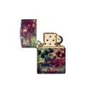 otwarta zapalniczka z widocznym srebrzystym kominkiem który kontrastuje z barwnym galaktycznym wzorem na obudowie