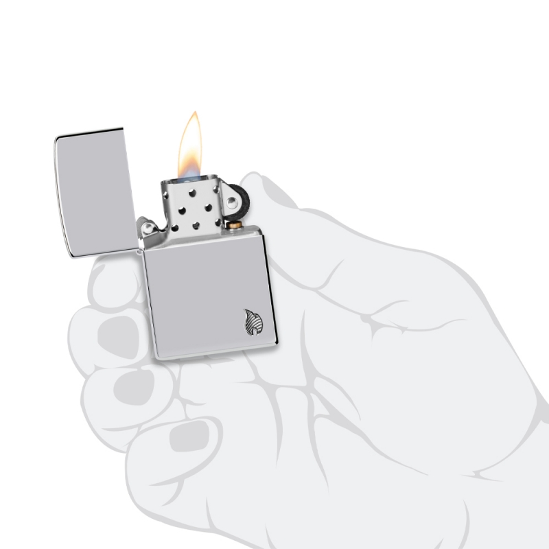 zapalniczka trzymana w dłoni pokazuje solidny rozmiar i elegancki grawerowany motyw płomienia który przyciąga wzrok