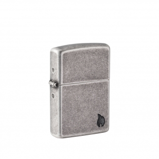 metalowa zapalniczka Zippo z solidnym wyglądem i subtelnym grawerowanym motywem ognia który przyciąga wzrok