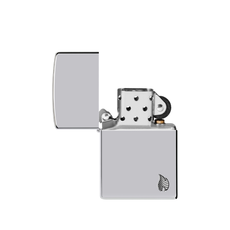 otwarta zapalniczka z widocznym srebrzystym kominkiem który kontrastuje z chromowaną obudową i grawerowanym detalem