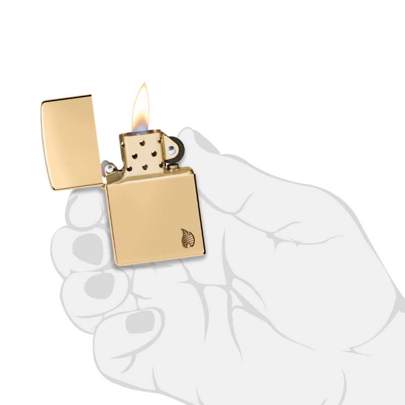 zapalniczka trzymana w dłoni pokazuje kompaktowy rozmiar i elegancki grawerowany motyw płomienia