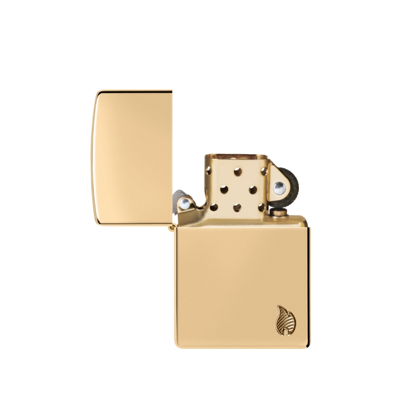 otwarta zapalniczka z widocznym srebrzystym kominkiem który kontrastuje z mosiężnym wykończeniem i grawerowanym płomieniem