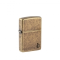 metalowa zapalniczka Zippo z eleganckim, postarzałym wykończeniem które wydobywa szczegóły minimalistycznego motywu ognia