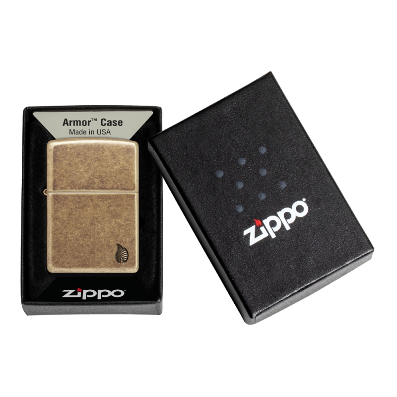 Zippo w pudełku z eleganckim, klasycznym designem Antique Brass który wyróżnia ją jako stylowy prezent