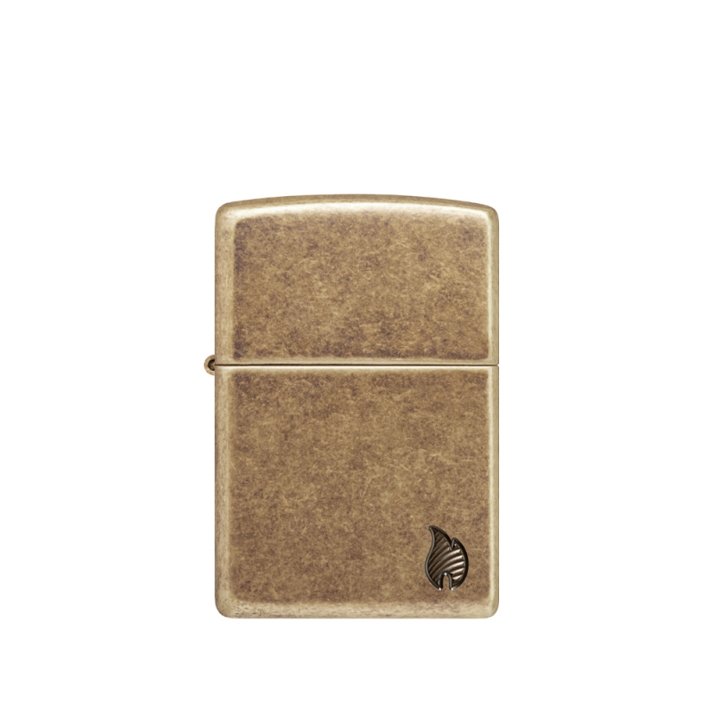 front zapalniczki z wyraźnym akcentem grawerowanego symbolu płomienia na tle klasycznego mosiężnego metalu