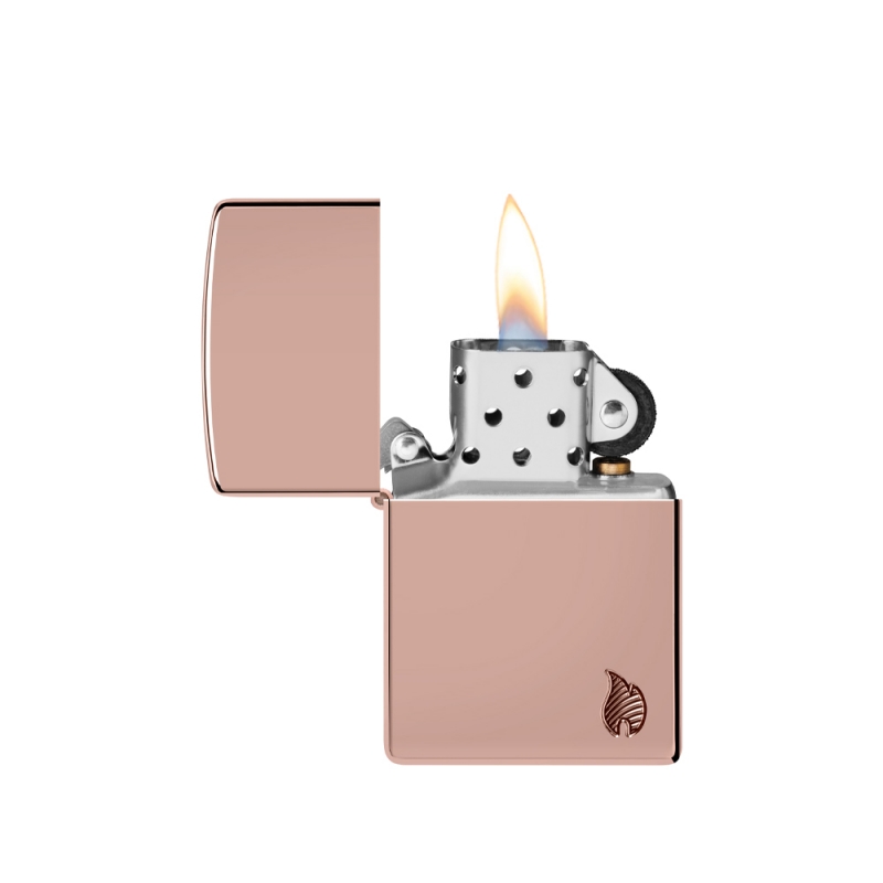 zapalniczka Zippo z ogniem nad otwartą pokrywką który podkreśla kontrast między płomieniem a metalicznym wykończeniem