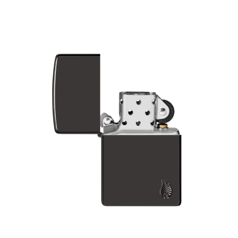 front zapalniczki z wyraźnym reliefem płomienia który kontrastuje z lśniącym czarnym tłem