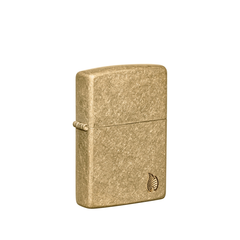 metalowa zapalniczka Zippo z ponadczasowym odcieniem starzonego mosiądzu i subtelnym symbolem ognia przy dolnej krawędzi