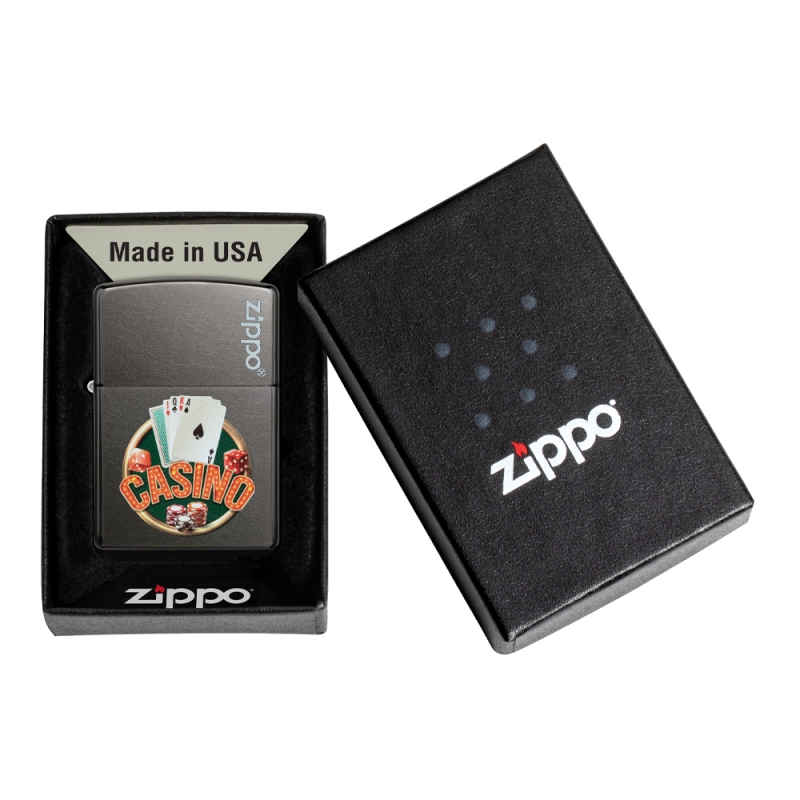 zapalniczka umieszczona w pudełku prezentowym Zippo z kolorową grafiką kasynowych symboli na froncie obudowy