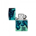 otwarta zapalniczka z widocznym srebrzystym kominkiem który kontrastuje z barwną, morską grafiką na obudowie