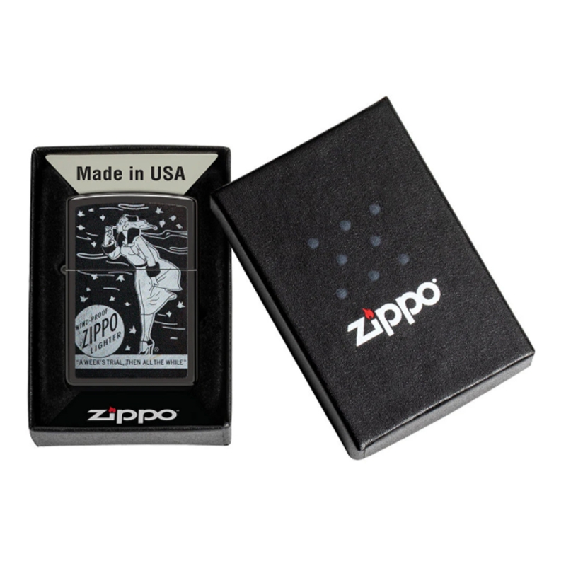 zapalniczka Zippo umieszczona w pudełku prezentowym eksponuje czarną obudowę z retro ilustracją