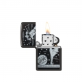 zapalniczka Zippo z klasyczną czarną obudową i retro ilustracją kobiety inspirowaną dawną reklamą