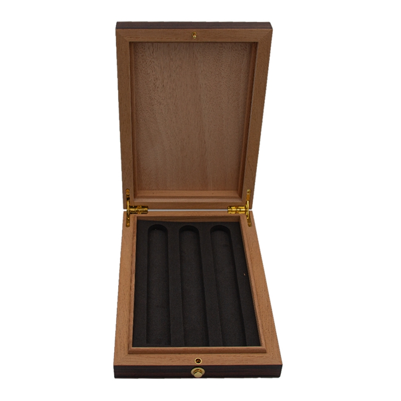 otwarty humidor z czarnym wnętrzem