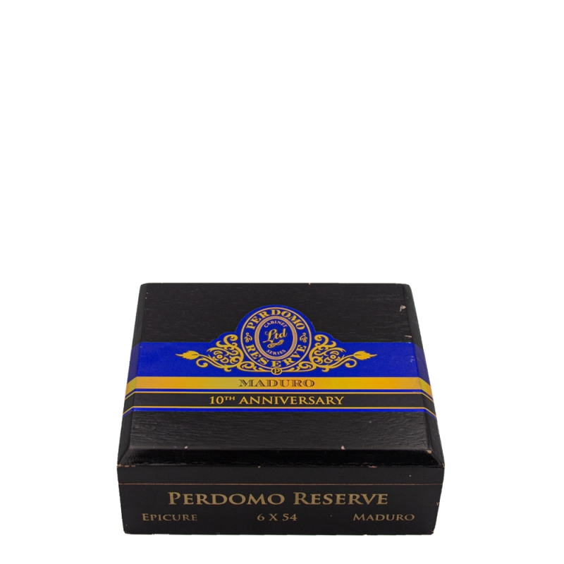 zamknięte czarne drewniane pudełko z niebieskimi naklejkami