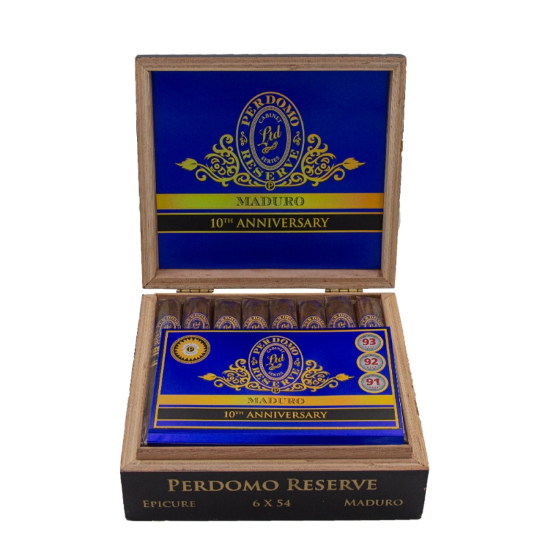 otwarte pudełko pełne mocnych cygar z Nikaragui marki Perdomo