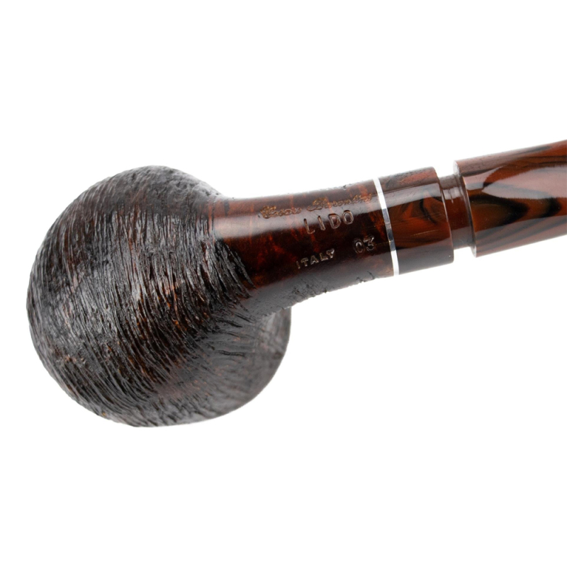 zbliżenie na czarny drewniany cybuch od fajki