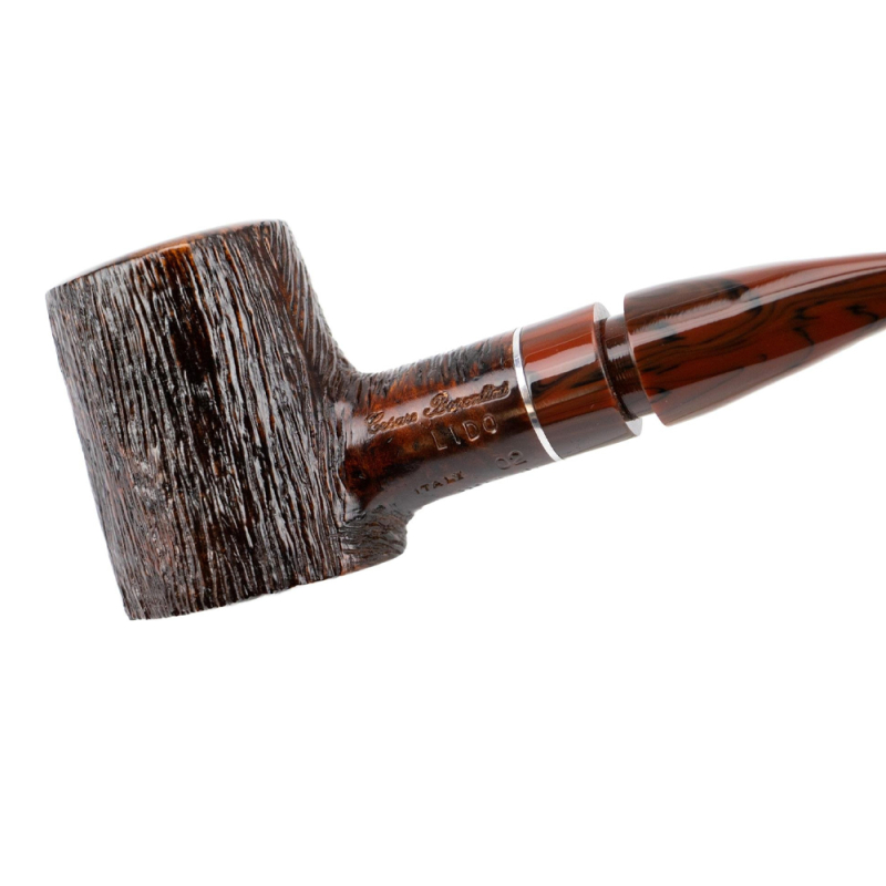 zbliżenie na czarny drewniany cybuch od fajki w kształcie komina