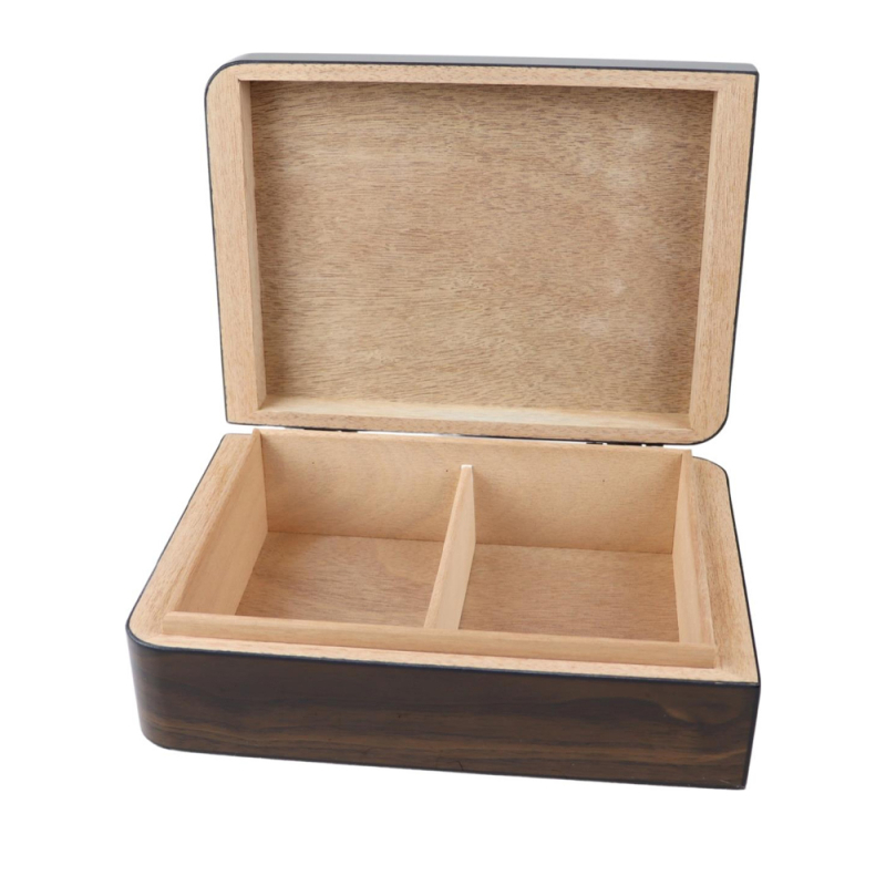 drewniany humidor zdolny pomieścić 25 cygar z dodatkową przegródką w środku