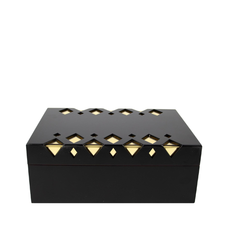 zamknięty czarny minimalistyczny humidor na około 50 cygar