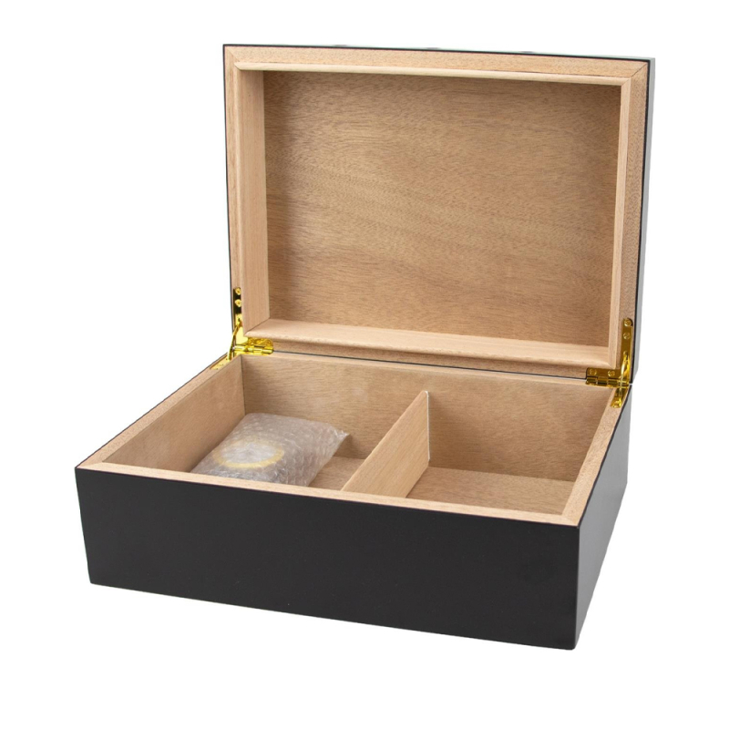 otwarty humidor na 50 cygar w czarnym kolorze i dodatkową drewnianą przegródką w środku