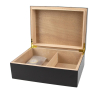 otwarty humidor na 50 cygar w czarnym kolorze i dodatkową drewnianą przegródką w środku