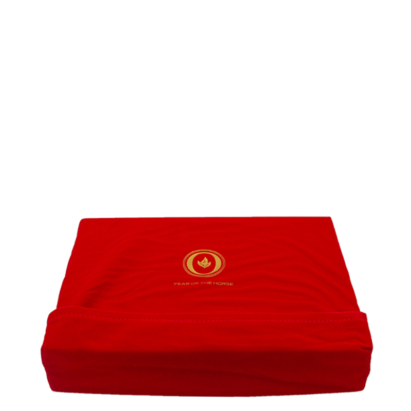 pudełko zapakowane w czerwony worek zamszowy z logotypem Oliva