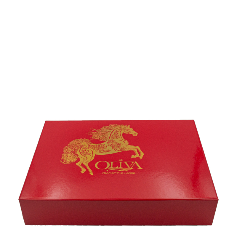 karton zawierający pudełko unikalnych cygar Oliva w czerwonym kolorze