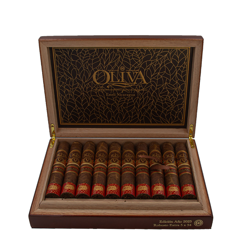 Otwarte pudełko pełne limitowanych cygar Oliva na rok 2025