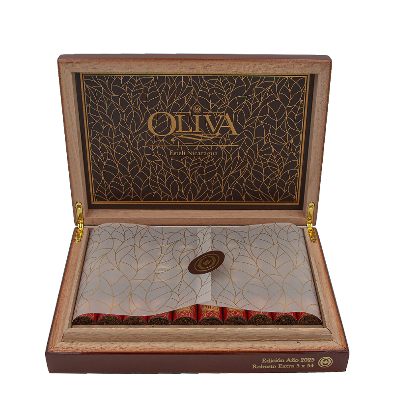 otwarte pudełko z przykrytymi cygarami Oliva 2025
