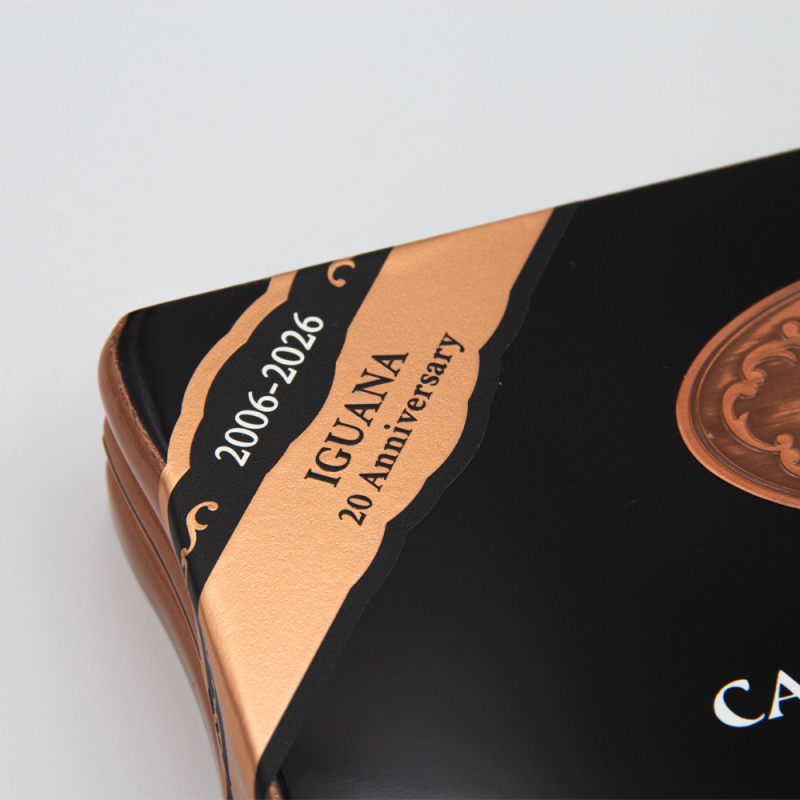 zbliżenie na naklejkę 20th. Anniversary Edition w czarno złotym stylu