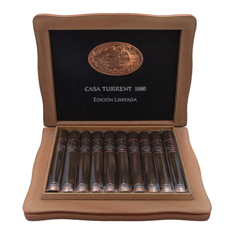 otwarte pudełko pełne limitowanych cygar Casa Turrent 1880 20th. Anniversary Iguana Edicion Limitada