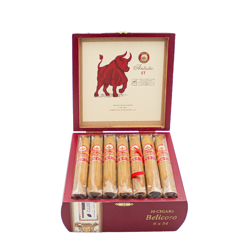 otwarte pudełko pełne cygar z ilustracją byka