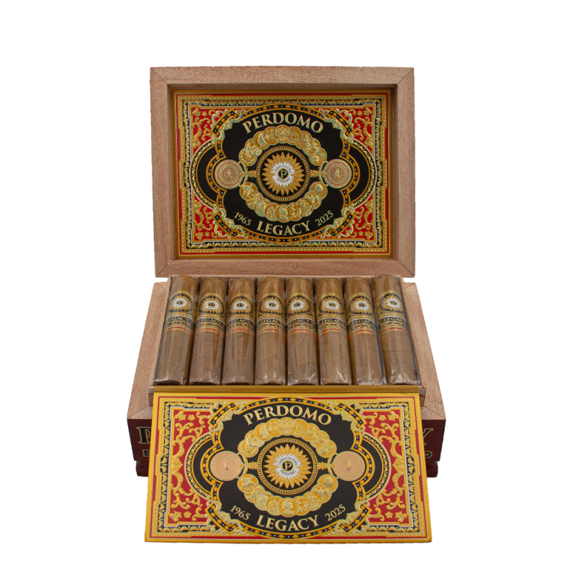 otwarte pudełko pełne cygar w formacie robusto