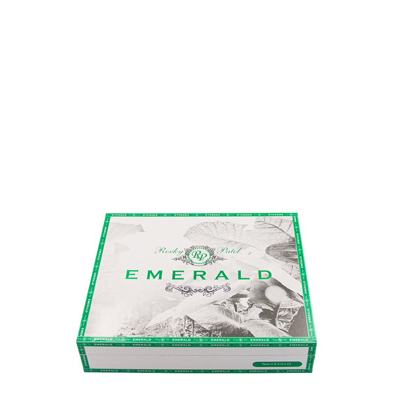 zamknięte pudełko firmy Rocky Patel w białym kolorze z jaskrawymi zielonymi elementami