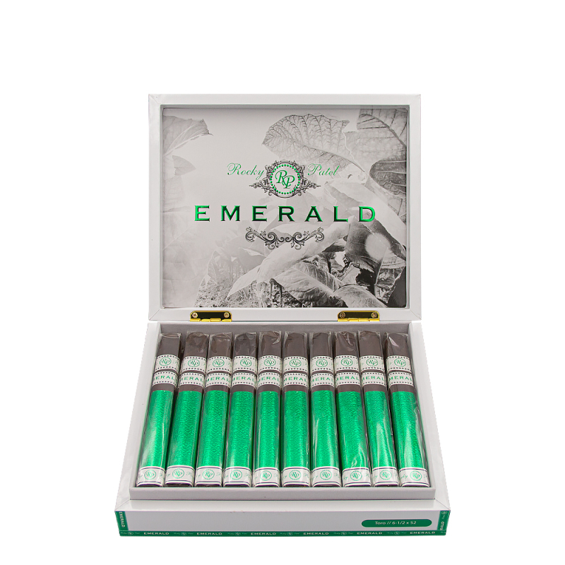 szeroko otwarte pudełko pełne cygar Rocky Patel Emerald BP Toro w białym kolorze